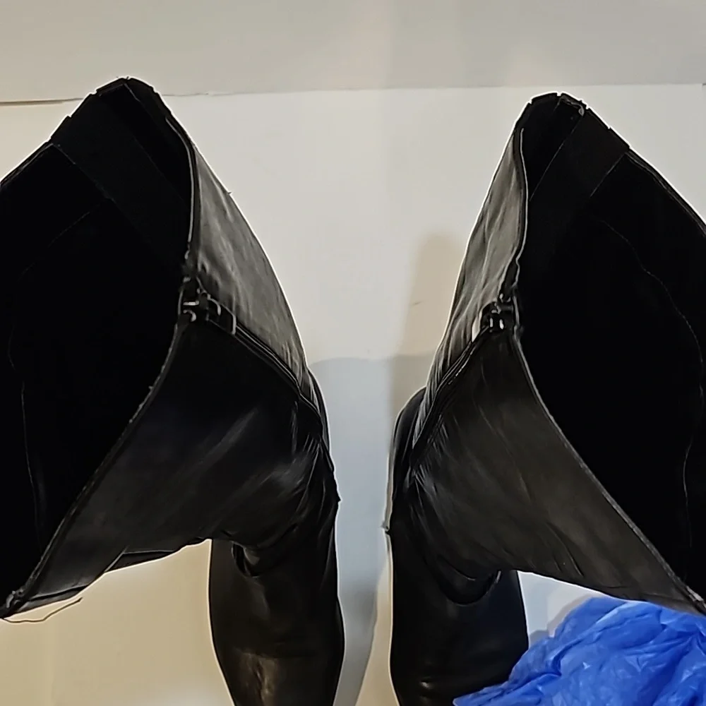 Mee too, Black Kknee Hgh leather boots low heel round toe size 9.5M